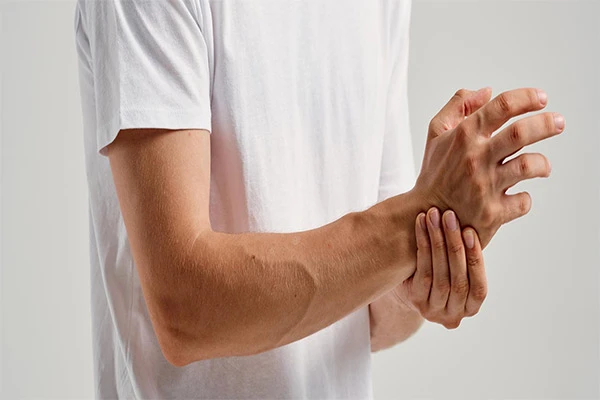 روش‌های درمان خانگی درد مچ دست و علل ایجاد آن